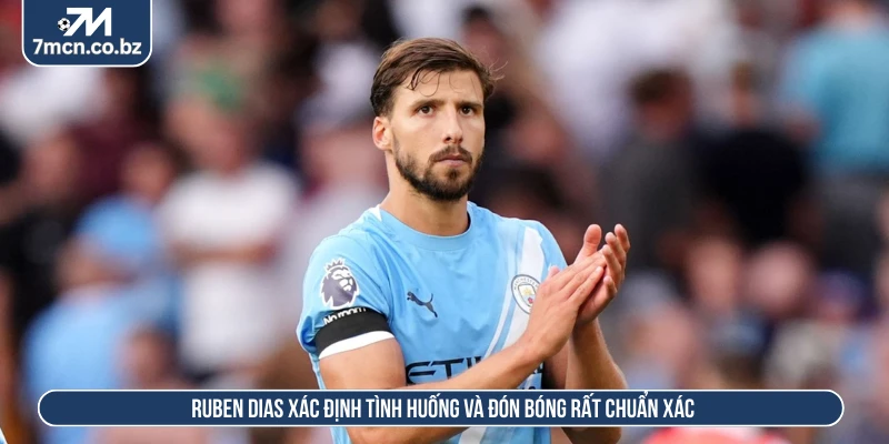 Ruben Dias xác định tình huống và đón bóng rất chuẩn xác
